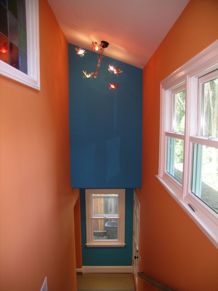 Levande idéer-målning-hall-entré-kontrastfärger-blå-orange-högt i tak