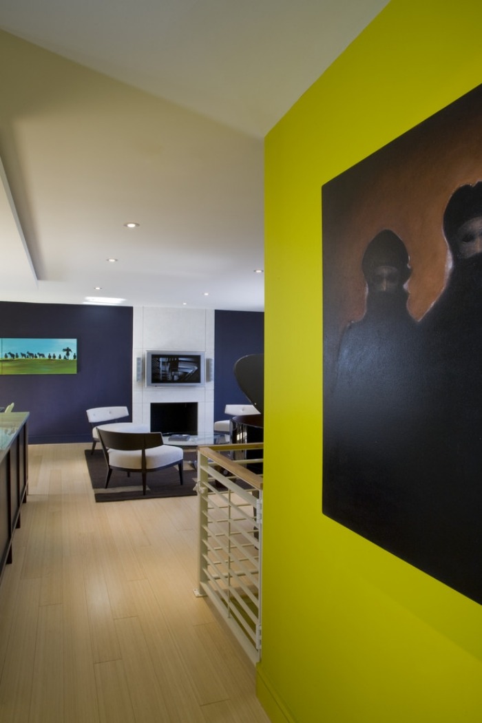 Levande idéer-målning-modern-lägenhet-vardagsrum-vägg-senapsgult