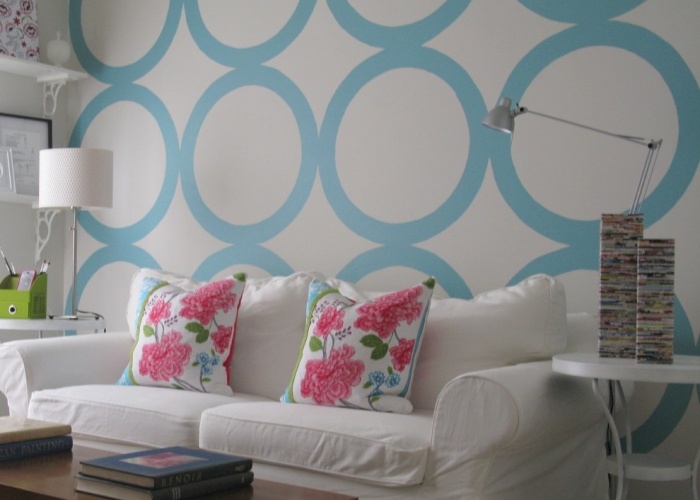 Levande idéer-målning-väggmönster-stoppad soffa-vit-modern