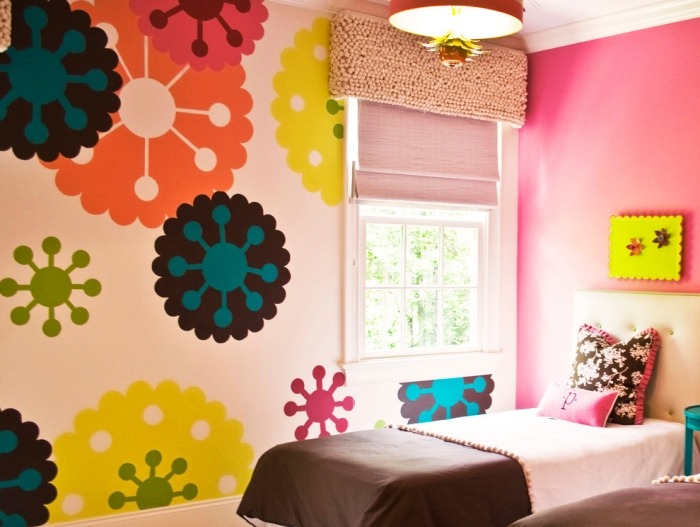 barnrum-väggar-design-blommig-mönster-stor-fantasifullt-design