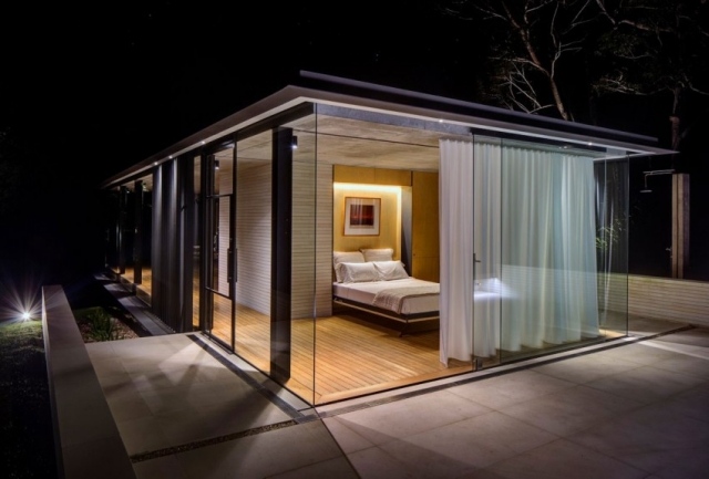 minimalistiskt-levande-lusthus-sovrum-skjutdörr-glas