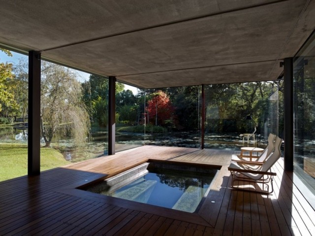 Trä-glas-hus-i-den-naturliga-enkel-möblering-sittplatser-golv-pool