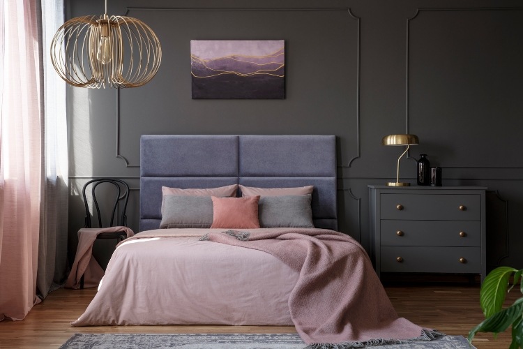 Vardagsrum designar sovrum på ett tidlöst sätt i grå och pastellfärger