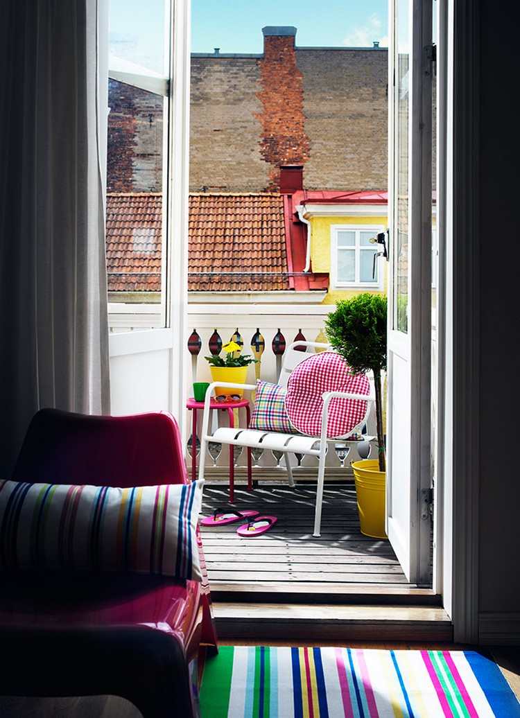 balkong-design-trä golv-sida bord-blomkrukor-färgglada