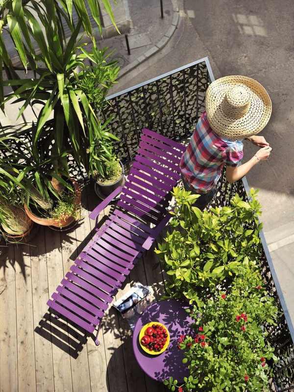 Liten balkong design växter lila färg lounge möbler