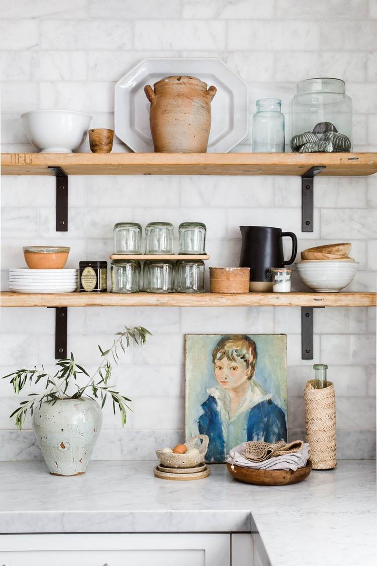 Dekoration för flytande kökshyllor med keramik och bilder