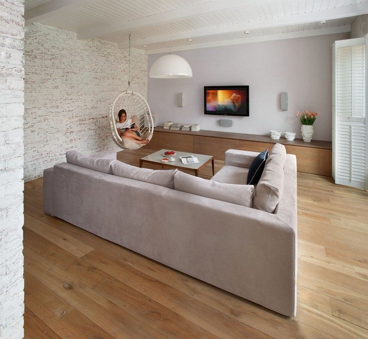 levande-trender-2016-hoyboden-lowboard-väggmonterad-tv-vit-tegel-vägg-hörn-soffa-hängande stol
