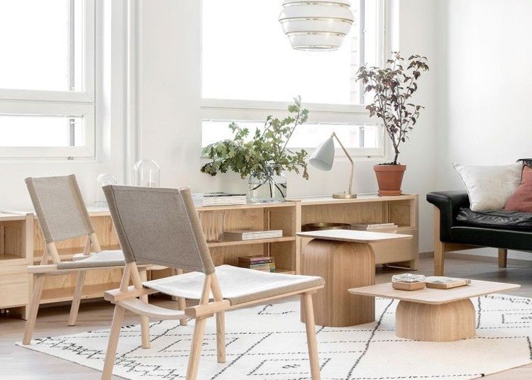 Japandi levande trend 2021 i gult trä och vitt