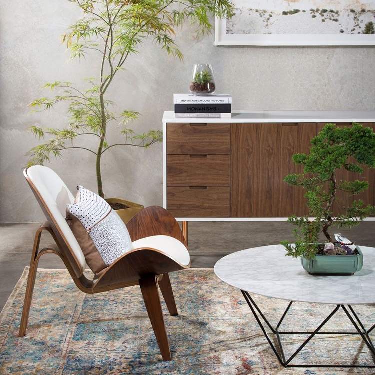 Japandi living trend 2021 mörkt trä och bonsai