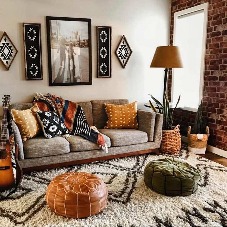 Boho vardagsrum med shaggy matta, aztec mönster och co