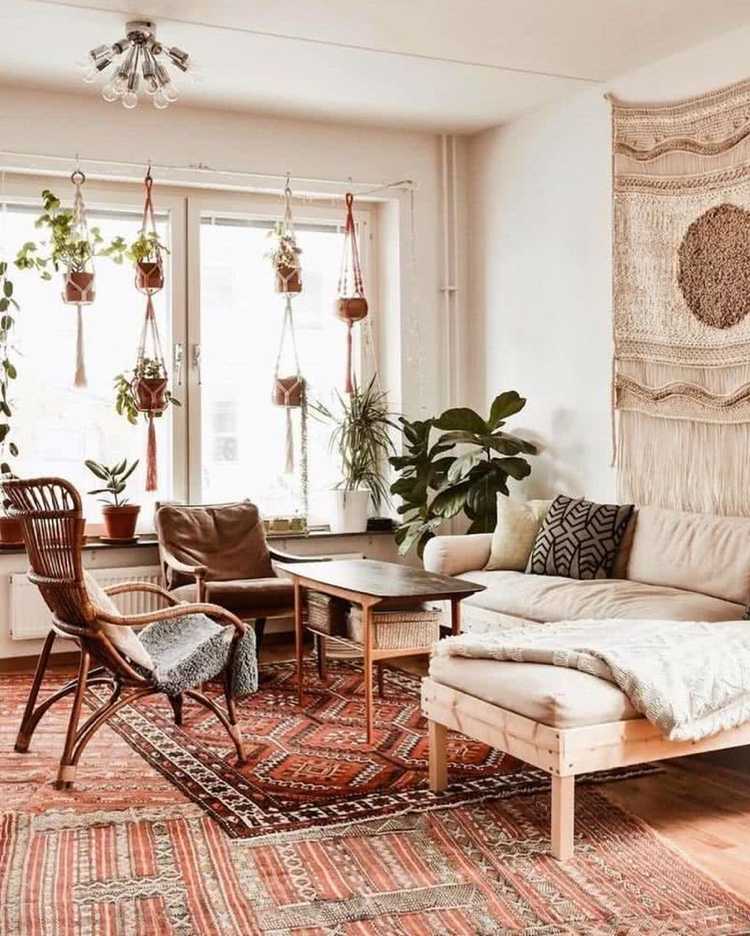 Boho -vibbar och etniska dekorationer i vardagsrummet