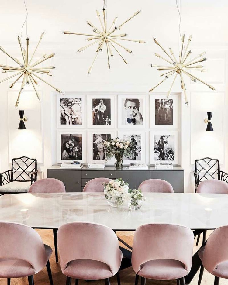 Glamour chic inredning med metalllampor som ett blickfång över matbordet