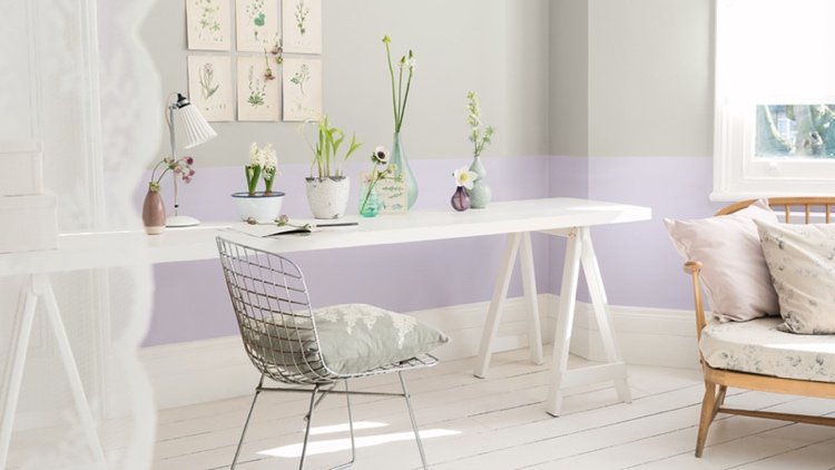 Lavendel lila och grå på väggen