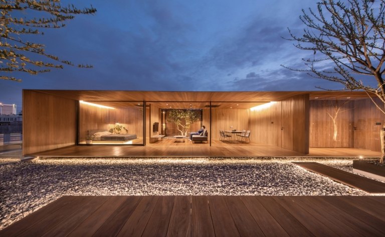 modern lägenhet på taket av trägolv och skjutdörrar i glas med minimalistisk design