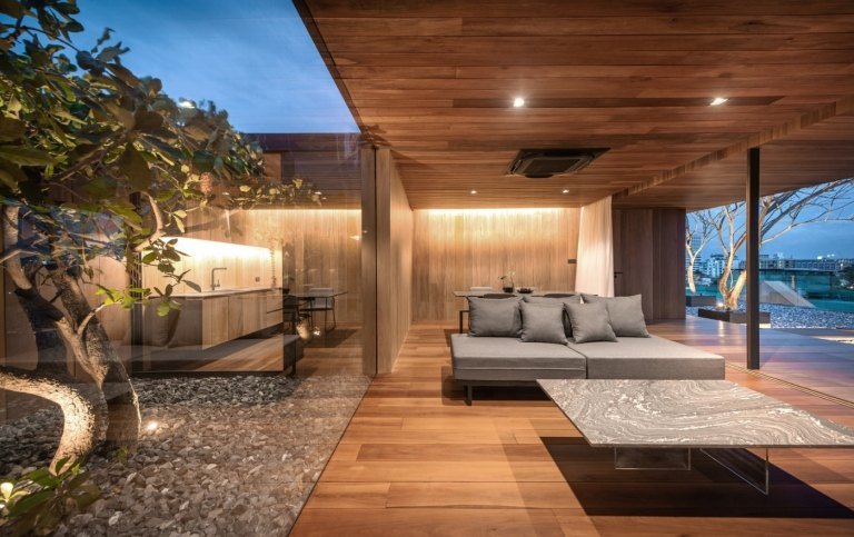 takterrass med träd och vardagsrum med soffa och bord av marmor