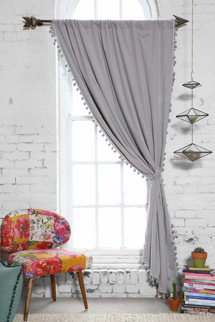 dekorera-lägenhet-modern-grå-gardin-bobble-band-färgglada-stol-tegel-vägg-vit