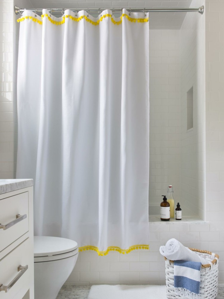 dekorera-lägenhet-dusch-gardin-design-badrum-gul-vit-badkar