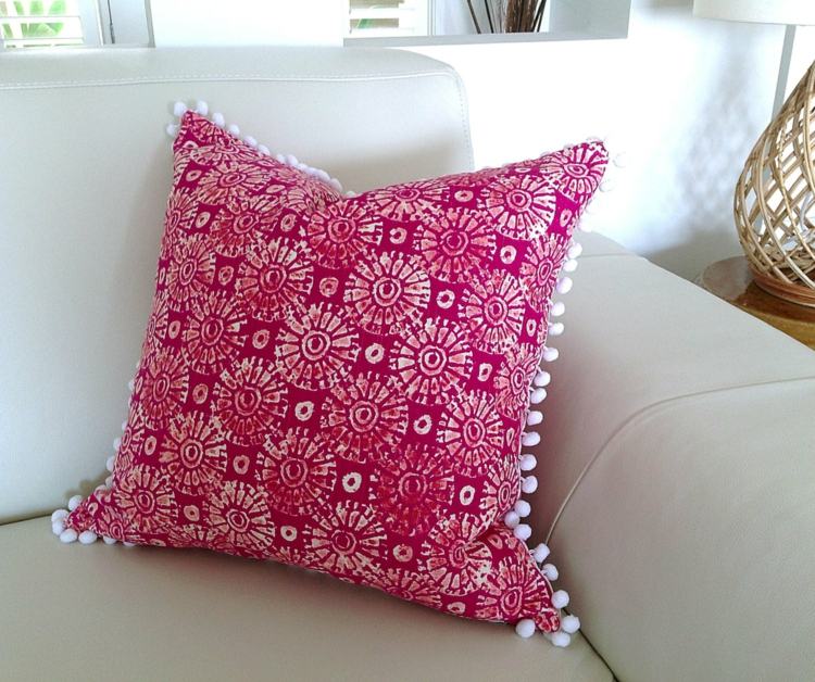 dekorera-lägenhet-rosa-kudde-mönster-vit-romantisk-vintage-bobble-band-vit