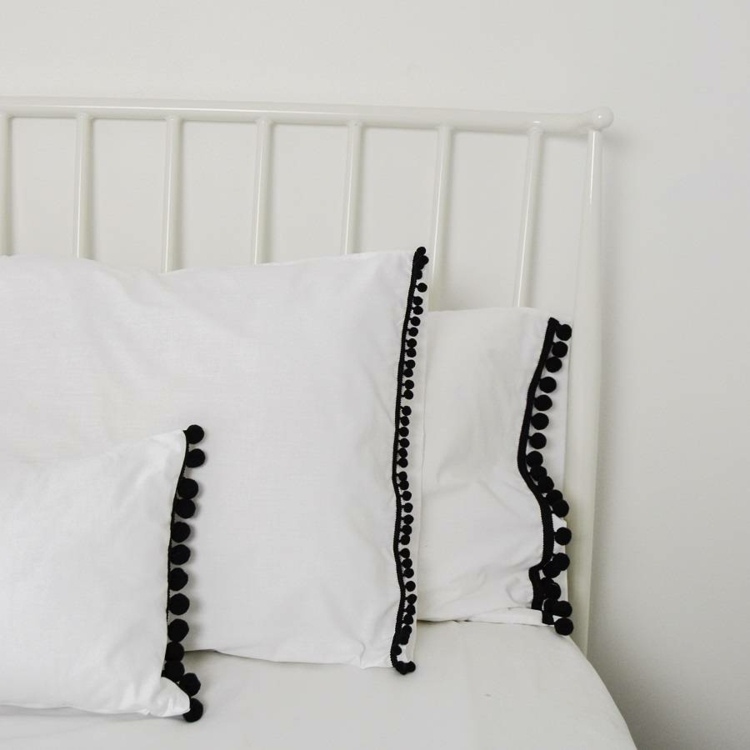 dekorera-lägenhet-svart-vit-sovrum-kudde-säng-metall