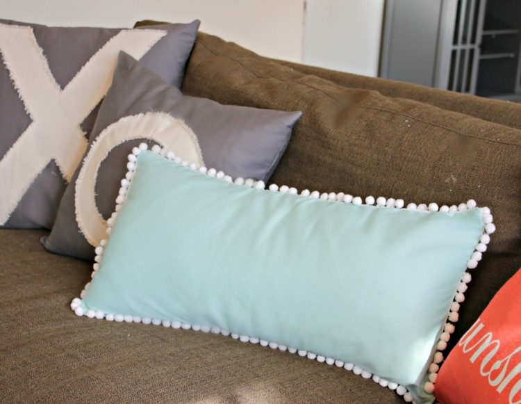 dekorera-platt-långsträckt-design-kuddar-soffa-ljus-blå-brun-vit-bobbles