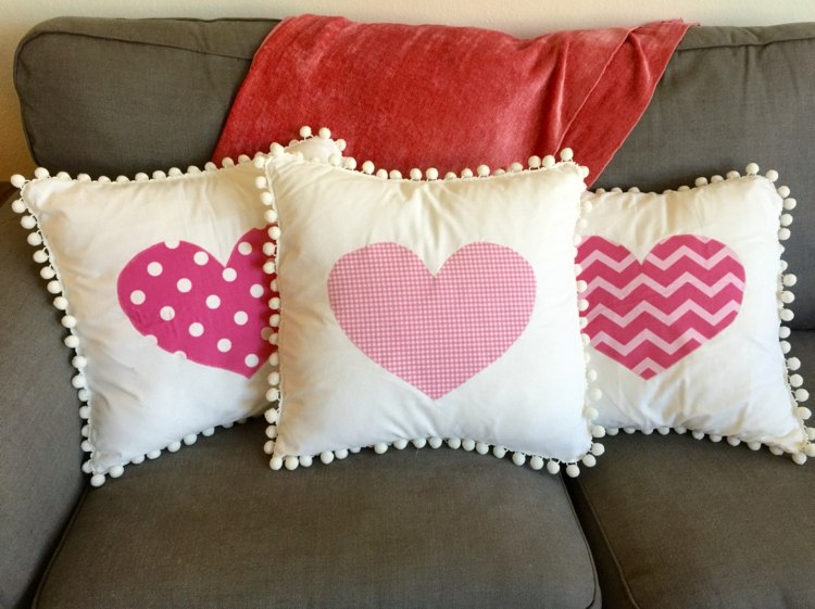 dekorera-lägenhet-soffa-kuddar-sy-bobble-band-hjärtan-rosa-mönster-rester