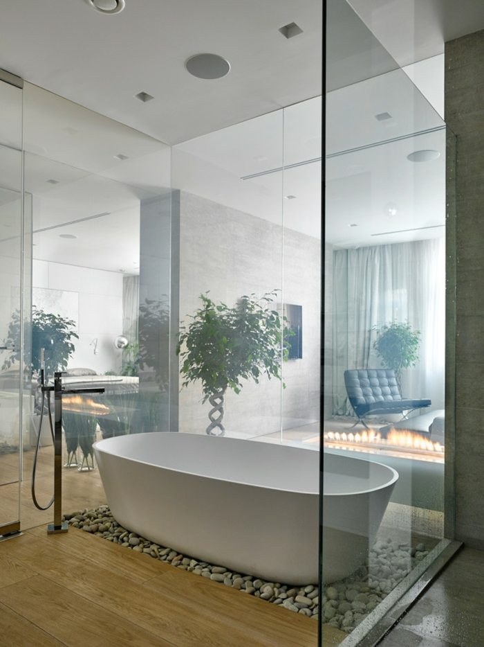 badkar fristående design småsten lägenhet badrum glasvägg