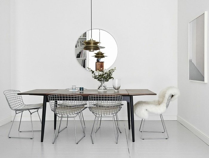 matsalsbord stolar hängande lampa spegel skandinavisk design
