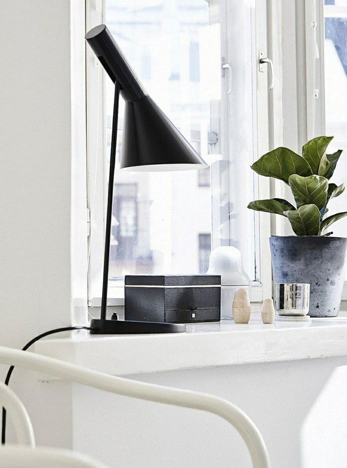 sovrum design vit lampa armatur svart fönster växt