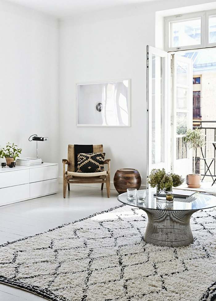 lägenhet design vardagsrum matta soffbord stol trä balkong