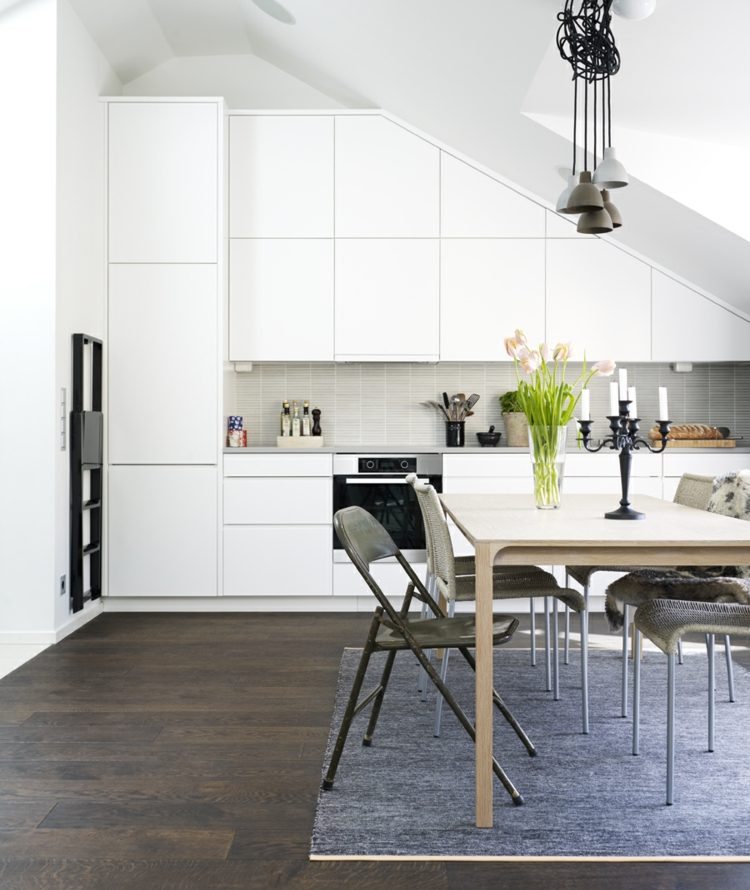 Inred lägenheten kök-vita-skåp-matta-matbord-hängande lampor