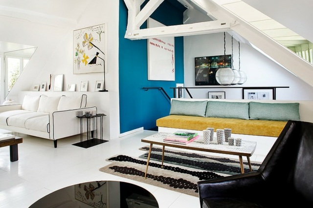 Lägenhet sluttande tak vardagsrum vardagsidéer blå accentvägg mysig inredning