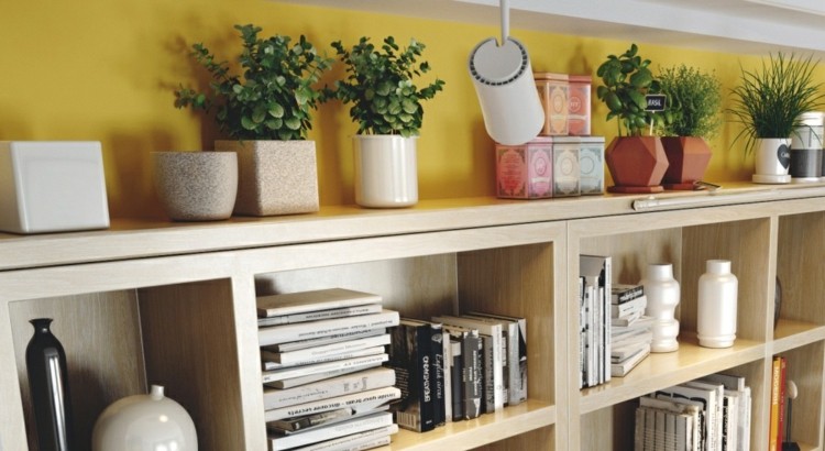 design-lägenhet-vägg-design-gul-attraktiv-skandinavisk-deco-element-hylla