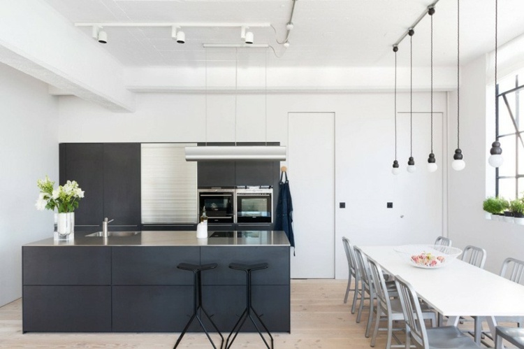 industriell stil lägenhet kök svart matbord vit design
