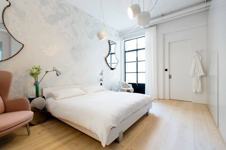 lägenhet-industriell stil feminin design sovrum fåtölj laxfärg