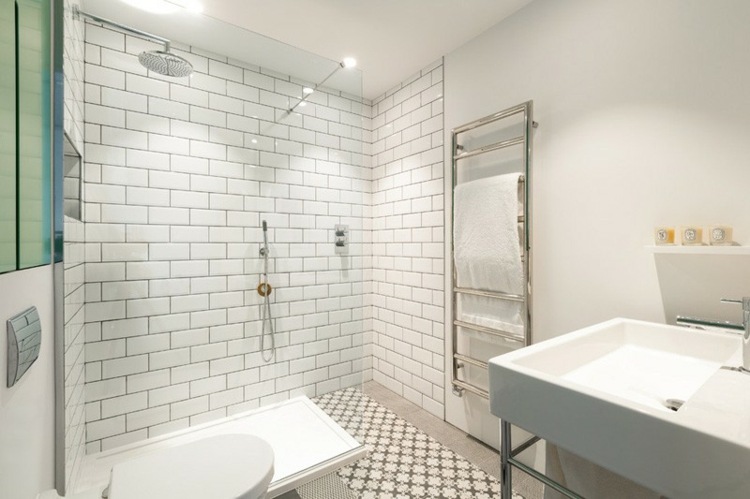 industriell stil lägenhet badrum kakel vit kakel dusch