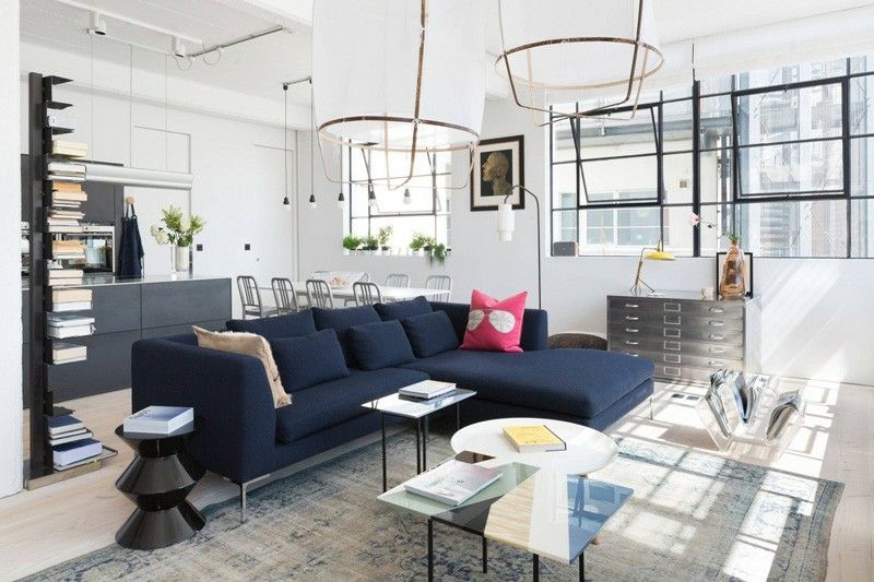 industriell stil lägenhet soffa vardagsrum mörkblått soffbord matta