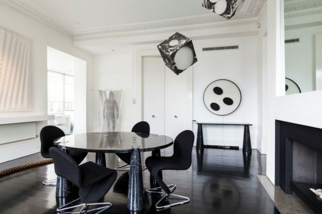 modernt vardagsrum inrett runda soffbord vägg inramning stolar