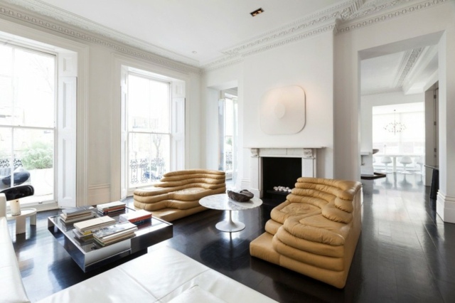 snygg London lägenhet interiör svart vitt soffbord metallic karamell läder fåtölj