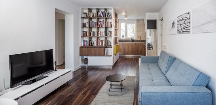 lägenhet-inspiration-litet-vardagsrum-inredning-blå-soffa-lowboard-vit