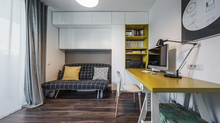 lägenhet-inspiration-arbetsyta-gästrum-futon-inbyggd vägg-mörk-laminat
