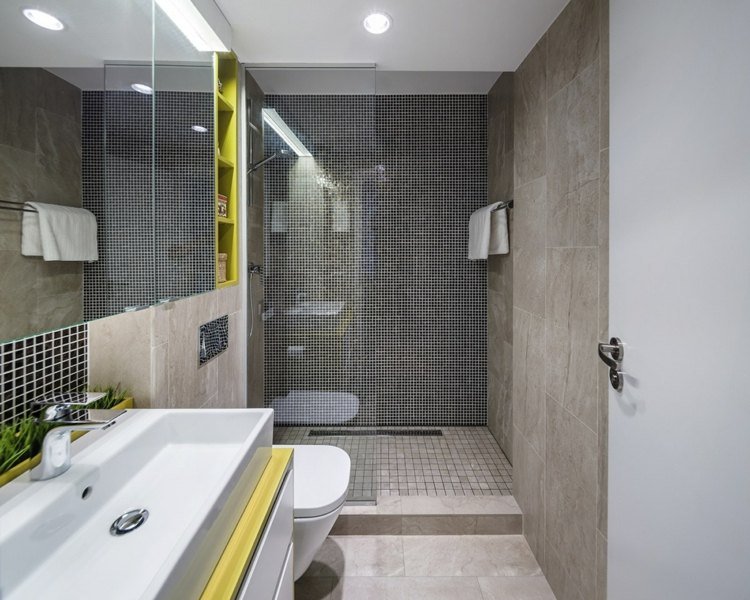lägenhet-inspiration-badrum-inredning-beige-grå-mosaik-öppen-dusch-gul-accenter
