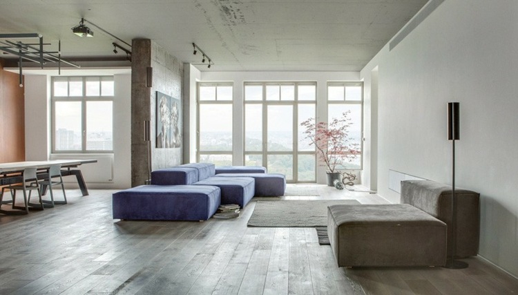platt accent vägg rost vardagsrum inredning soffa lila grå matta