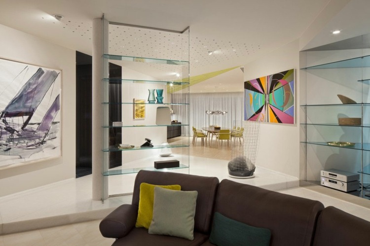 lägenhet med färgglada inredning accenter glas detaljer matplats loft stil