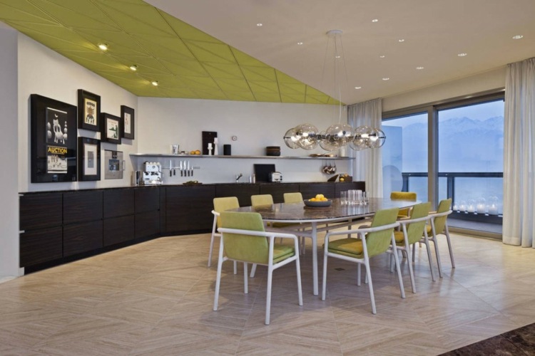 lägenhet färgglad inredning accenter matbord kök grönt gult