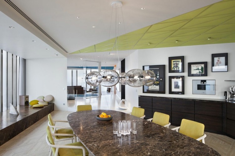 lägenhet färgglada interiör accenter matbord sten tallrik stolar färger gula