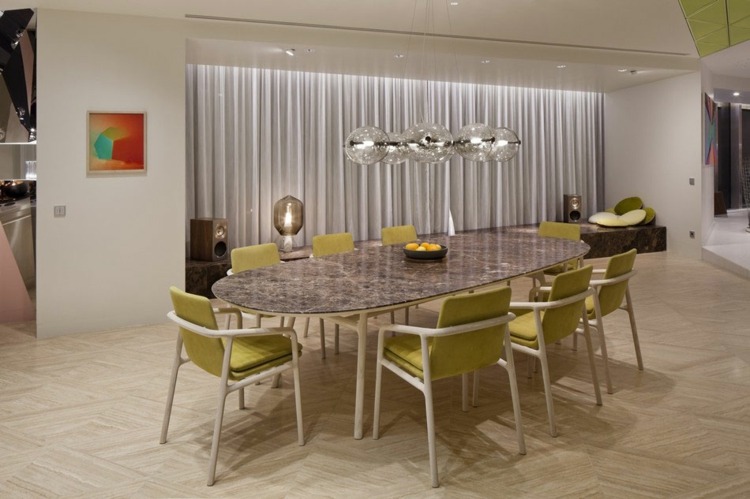 lägenhet färgglada interiör accenter matsal lampa moderna gardiner