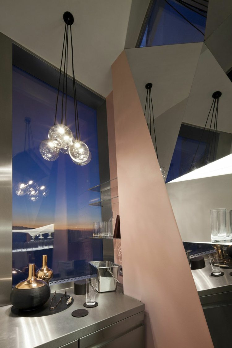lägenhet färgglada interiör accenter lampa glasboll stål möbler
