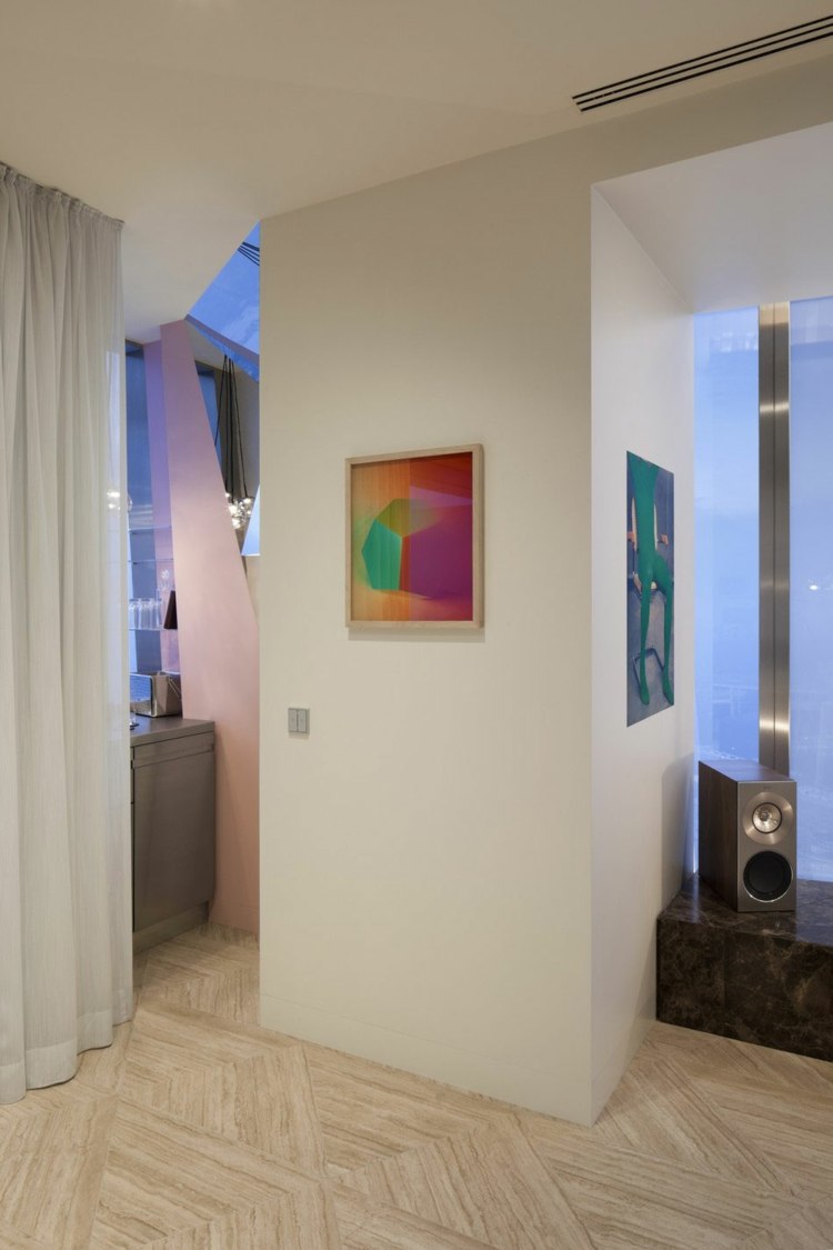 lägenhet färgglad inredning accenter kakel trä imitation ljus triangel form