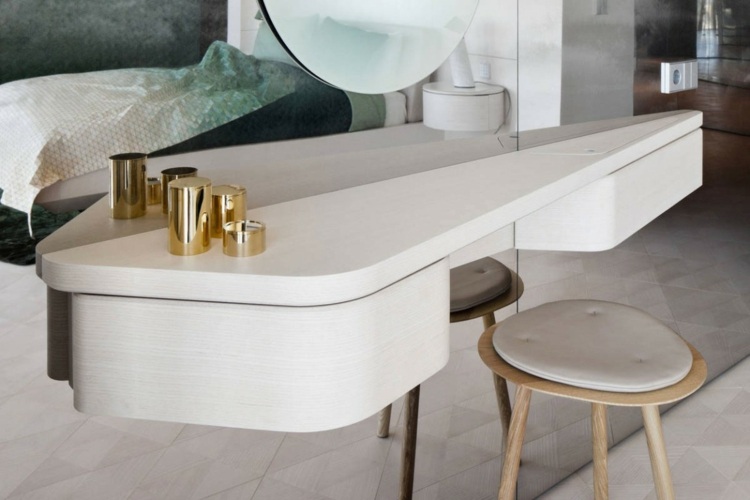 lägenhet färgglad interiör accenter toalettbord modern vit pall