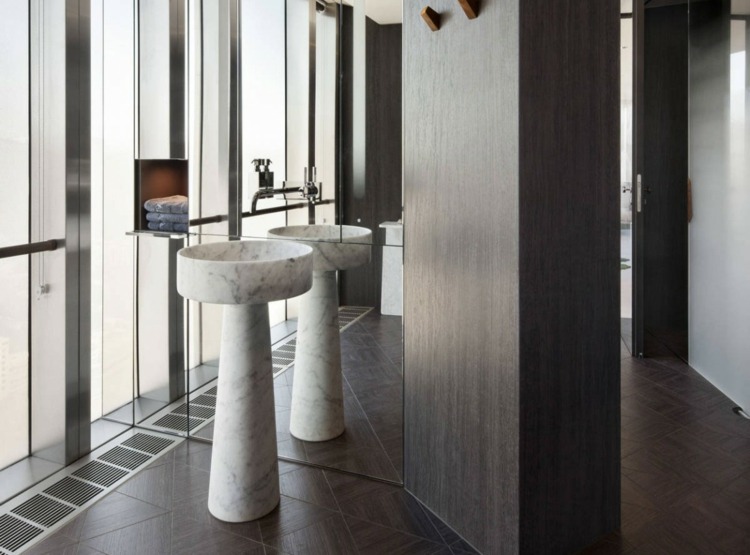 lägenhet färgglad interiör accenter badrum marmor handfat spegel